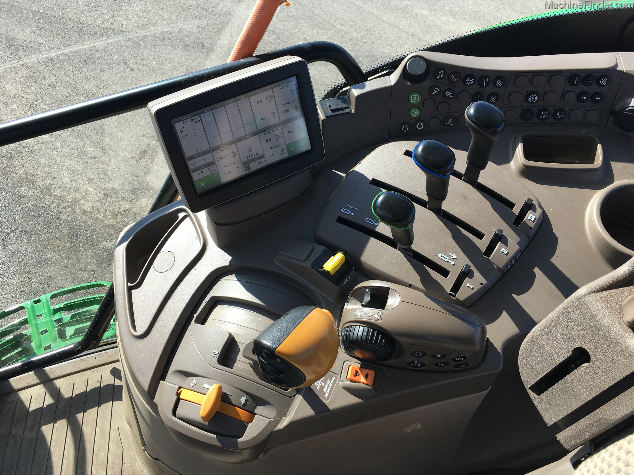 2015 John Deere 6110R Image 12