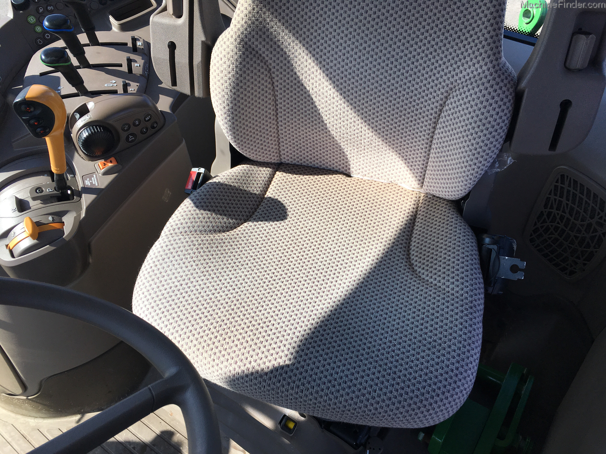 2015 John Deere 6110R Image 13