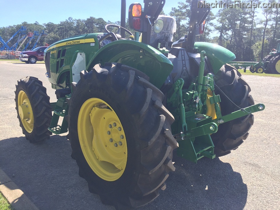 2021 John Deere 5045E Image 3