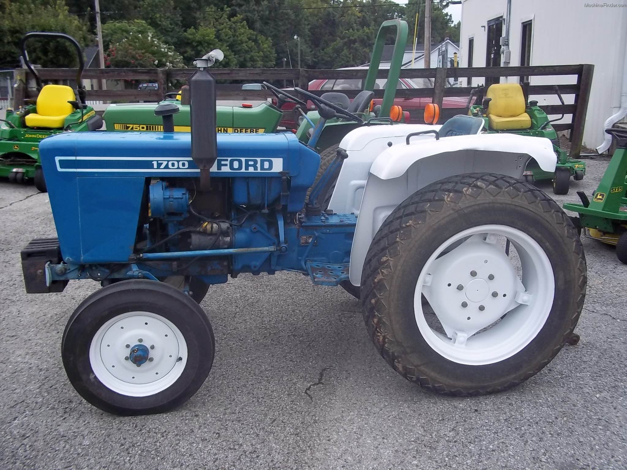 Ford 1700 compact tractor #9