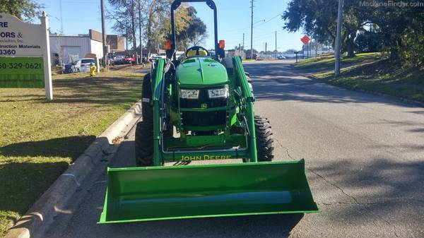 2020 John Deere 4044M Image 5