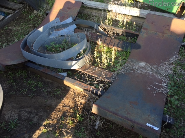 2000 Deere Attachments 500 Gallon Cradle Image 2